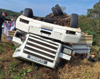 Marmeleiro: motorista morre após caminhão capotar na BR-280 